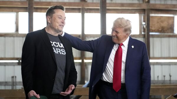 El consejero delegado de Tesla y SpaceX, Elon Musk, y el presidente electo de EEUU, Donald Trump, asisten a un acto de campaña en el Butler Farm Show de Butler, Pensilvania, el 5 de octubre de 2024 - Sputnik Mundo