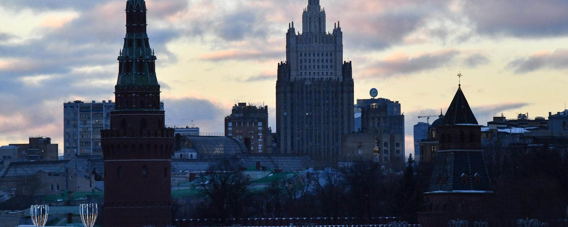 La Torre del Agua del Kremlin de Moscú. Centro: el Ministerio de Asuntos Exteriores ruso  - Sputnik Mundo, 1920, 11.01.2025