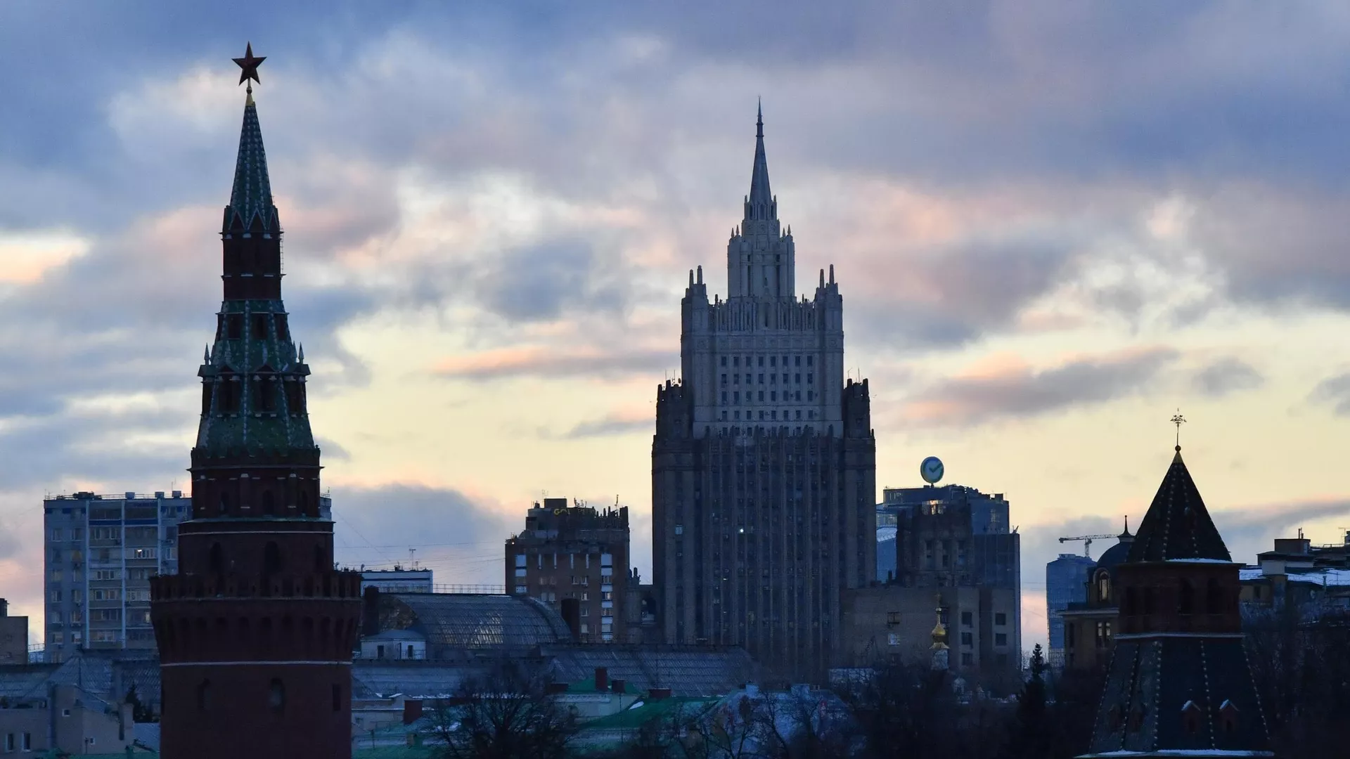 La Torre del Agua del Kremlin de Moscú. Centro: el Ministerio de Asuntos Exteriores ruso  - Sputnik Mundo, 1920, 11.01.2025