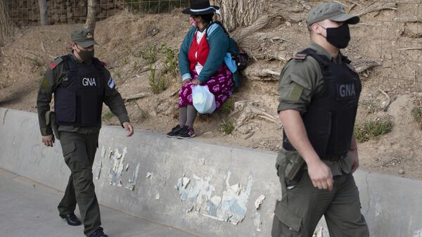 Una mujer en la frontera entre Bolivia y Argentina - Sputnik Mundo