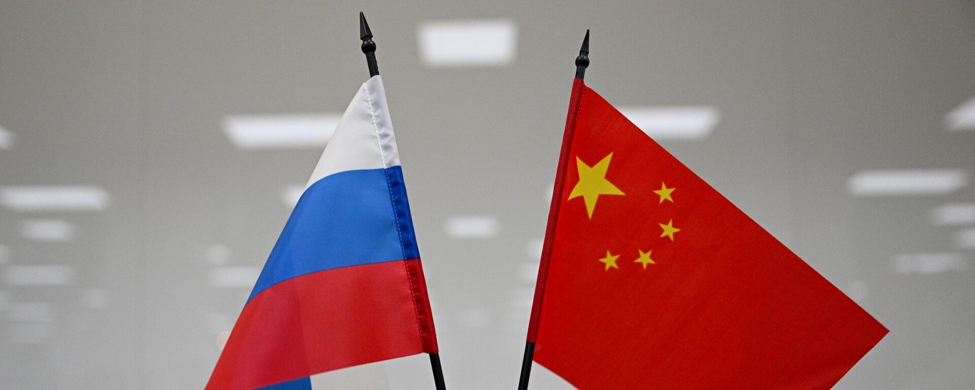 Banderas de Rusia y de China - Sputnik Mundo, 1920, 13.01.2025