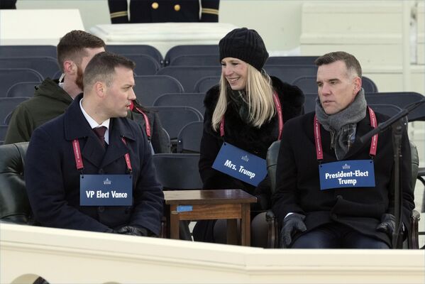 En Estados Unidos, la toma de posesión es un acontecimiento no solo político, sino también cultural.En la foto: participantes en un ensayo para la ceremonia de investidura de Trump en Washington, D.C. - Sputnik Mundo