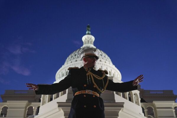 A continuación se dirigen al Capitolio, donde el vicepresidente electo y el presidente electo prestan juramento. En honor a este acto, se disparan 21 salvas de cañón, suena el himno presidencial estadounidense y el jefe de Estado pronuncia un discurso. - Sputnik Mundo