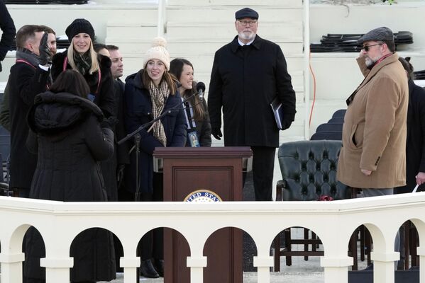 El único ritual inaugural explícitamente previsto en la Constitución de EEUU es el juramento presidencial.En la foto: los preparativos para el acto inaugural. - Sputnik Mundo
