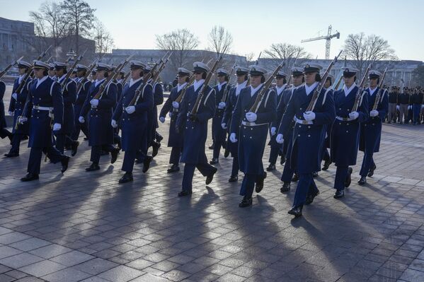 Miembros de las FFAA marchan en el frente este del Capitolio de EEUU durante el ensayo previo. - Sputnik Mundo
