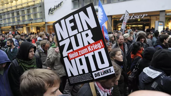 Una manifestación anti OTAN en Alemania y una pancarta que dice No a la OTAN, no a la guerra - Sputnik Mundo