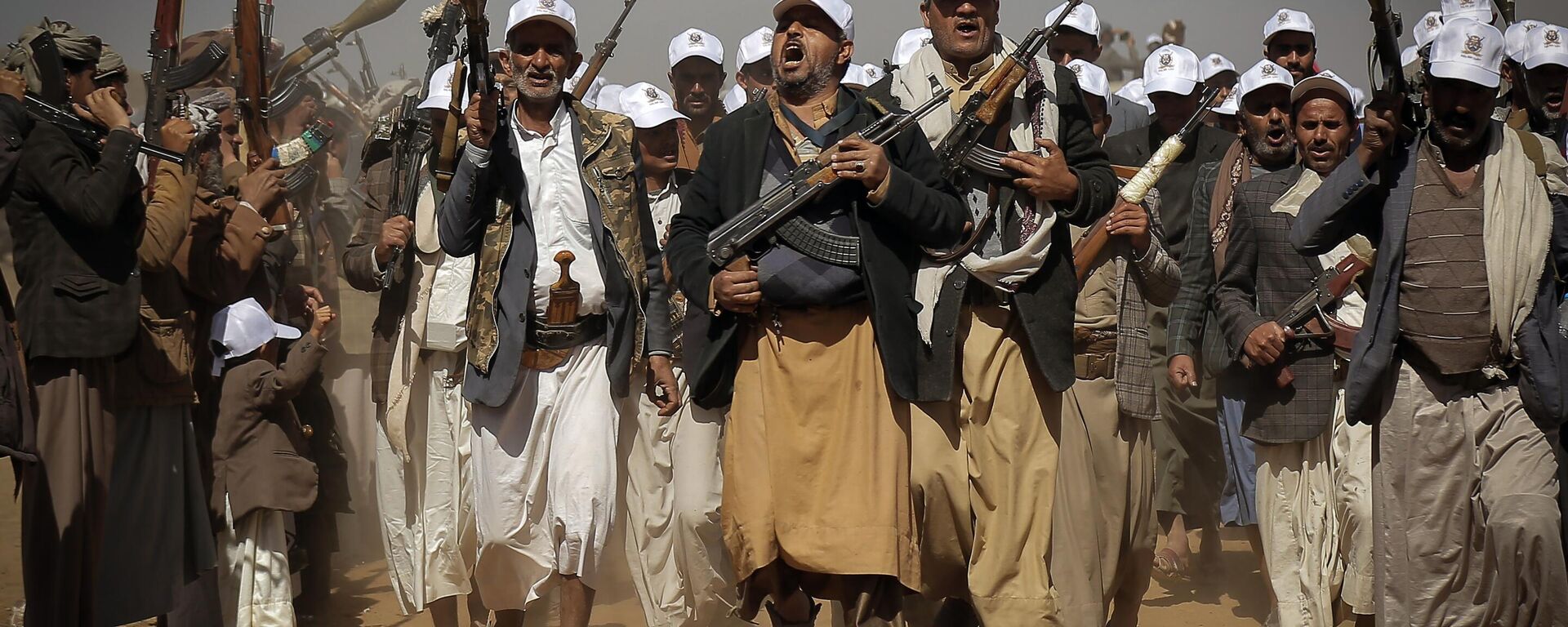 Combatientes hutíes marchan durante una manifestación de apoyo a los palestinos en la Franja de Gaza y contra los ataques estadounidenses en Yemen (archivo) - Sputnik Mundo, 1920, 23.03.2025