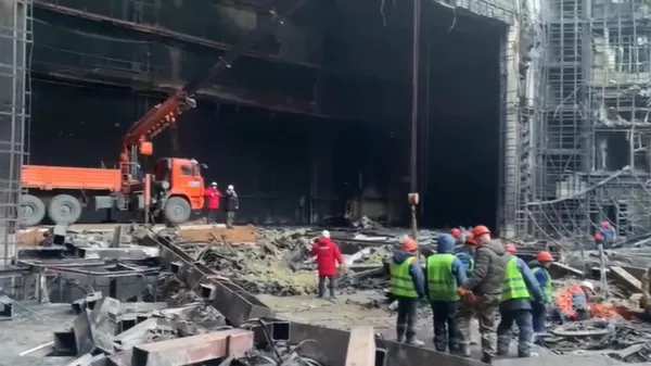 Rescatistas rusos trabajan en la sala de conciertos Crocus City Hall después de un ataque terrorista en el que hombres armados mataron a 139 personas (archivo) - Sputnik Mundo
