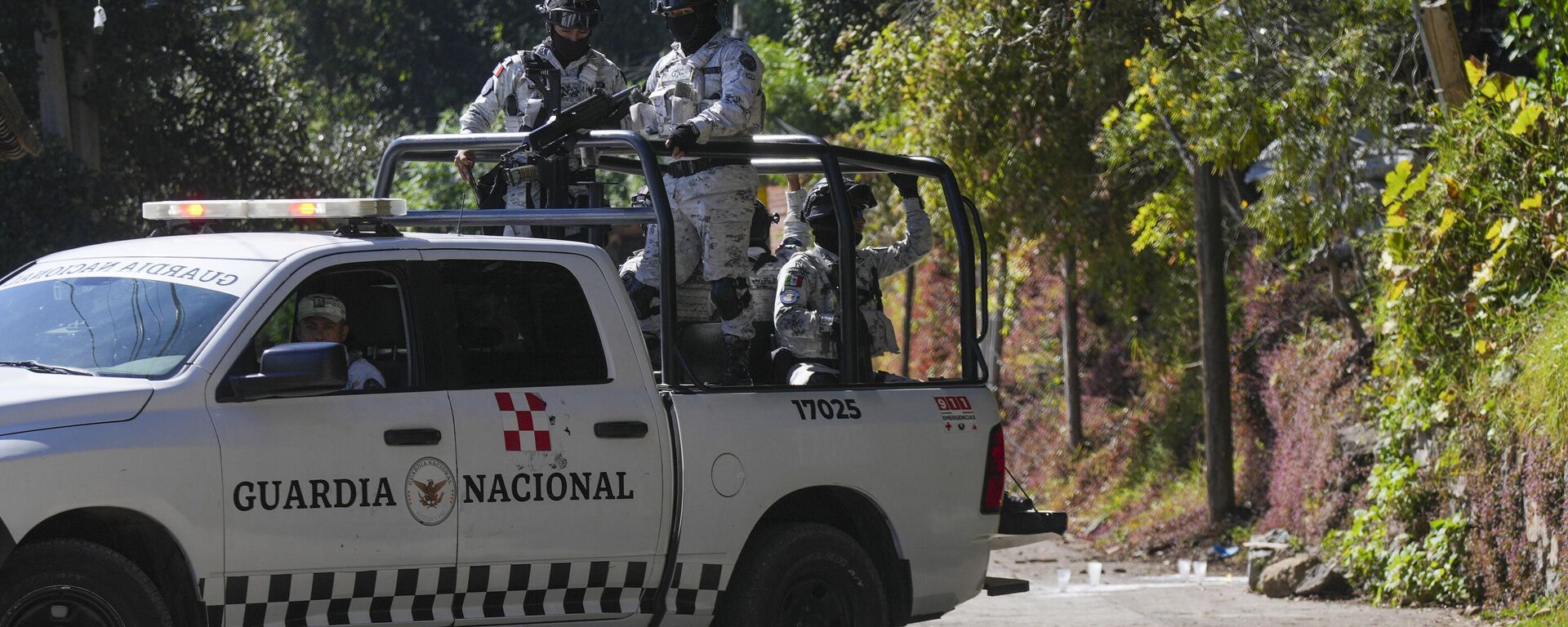 Elementos de la Guardia Nacional de México patrullan las calles donde cinco personas fueron asesinadas el día anterior, en Huitzilac, Morelos (imagen referencial) - Sputnik Mundo, 1920, 15.01.2025