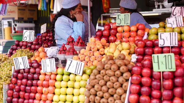 Vendedoras de furta esperan la llegada de clientes en un mercado en La Paz, Bolivia - Sputnik Mundo
