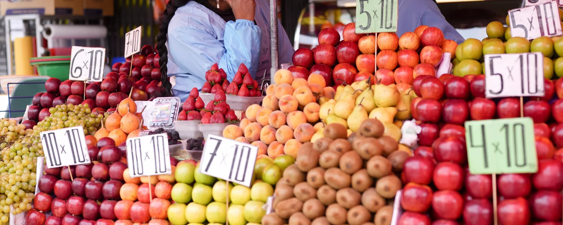 Vendedoras de furta esperan la llegada de clientes en un mercado en La Paz, Bolivia - Sputnik Mundo, 1920, 16.01.2025