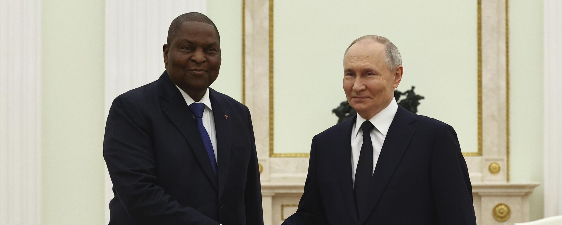Vladímir Putin, presidente de Rusia, y Faustin-Archange Touadéra, presidente de la República Centroafricana, se estrechan la mano durante su reunión en Moscú, Rusia, el 16 de enero de 2025 - Sputnik Mundo, 1920, 16.01.2025