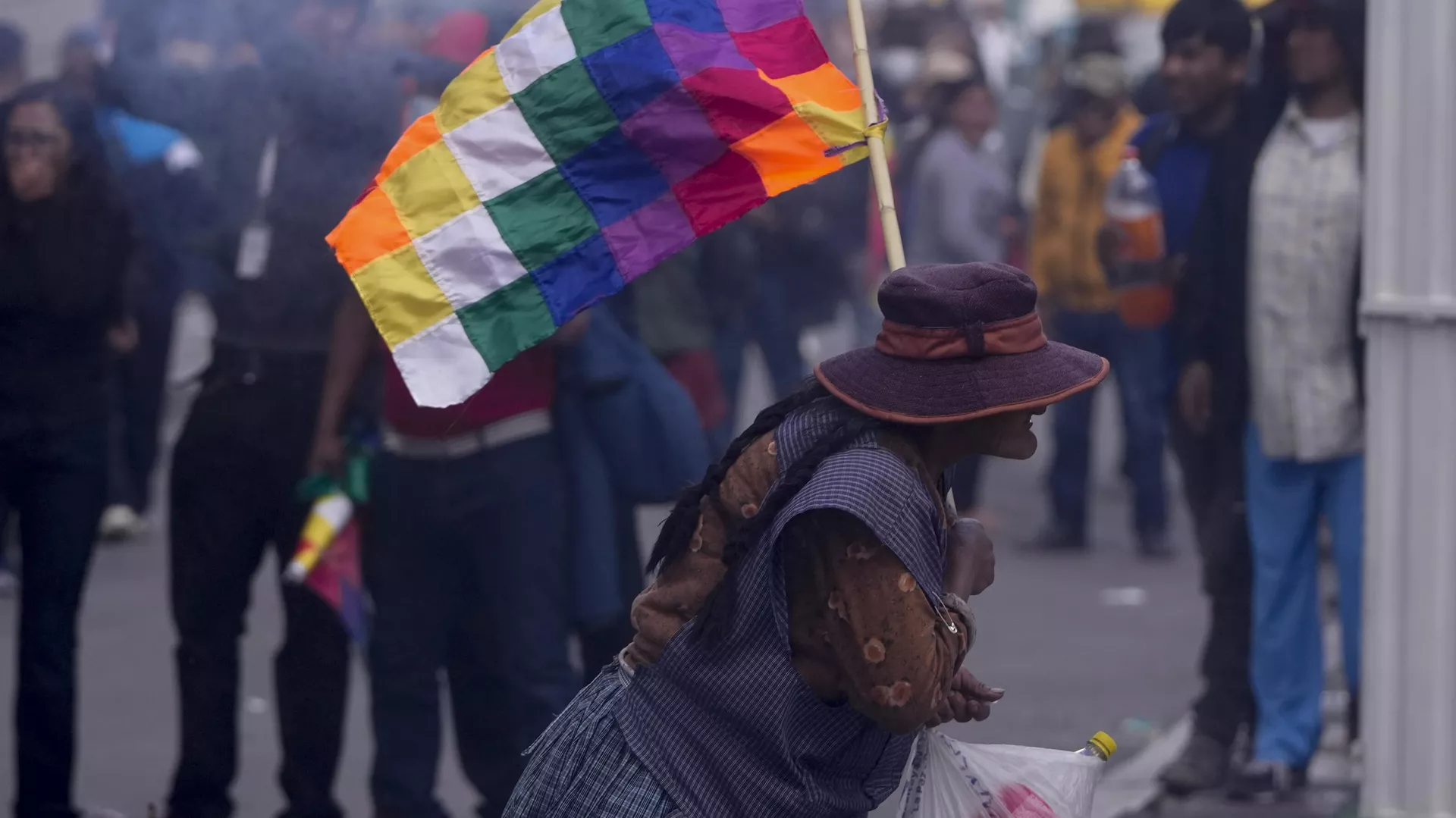 Un partidario del ex presidente Evo Morales corre mientras la policía lanza gases lacrimógenos durante una protesta antigubernamental en La Paz, Bolivia, el 13 de enero de 2025. - Sputnik Mundo, 1920, 17.01.2025