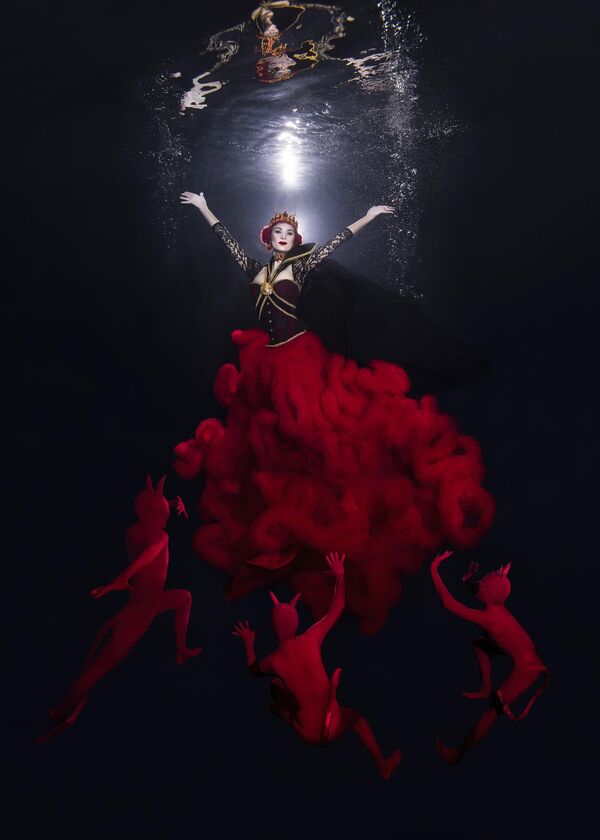 Lucie Drlikova fue la ganadora del primer puesto de Underwater Fashion (Moda submarina) inspirada en el cuento de hadas Blancanieves en una piscina de 8 metros de profundidad en el Aquapalace Praha de República Checa. - Sputnik Mundo