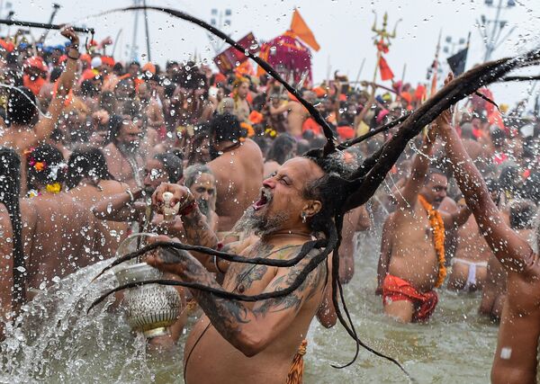 Los Naga sadhus se dan un chapuzón en el Sangam, la confluencia del Ganges, el Yamuna y el mitológico río Saraswati, con motivo de Makar Sankranti, el primer día de baño real del Kumbh Mela, en la India. El Kumbh Mela de 2025 es el Maha Kumbh, un importante festival hindú que se celebra una vez cada 144 años en Prayagraj, Allahabad. Los Naga sadhus se dan un chapuzón en el Sangam, la confluencia del Ganges, el Yamuna y el mitológico río Saraswati, con motivo de Makar Sankranti, el primer día de baño real del Kumbh Mela, en la India. El Kumbh Mela de 2025 es el Maha Kumbh, un importante festival hindú que se celebra una vez cada 144 años en Prayagraj, Allahabad. - Sputnik Mundo