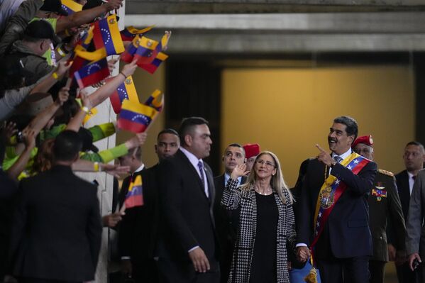 El presidente venezolano, Nicolás Maduro, y la primera dama, Cilia Flores, llegan al Teatro Teresa Carreno para su discurso anual ante los legisladores en Caracas. El presidente venezolano, Nicolás Maduro, y la primera dama, Cilia Flores, llegan al Teatro Teresa Carreno para su discurso anual ante los legisladores en Caracas. - Sputnik Mundo