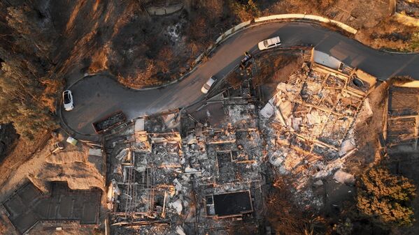 Una vista aérea muestra la devastación causada por el incendio Palisades en Malibú, el estado de California. Una vista aérea muestra la devastación causada por el incendio Palisades en Malibú, el estado de California. - Sputnik Mundo