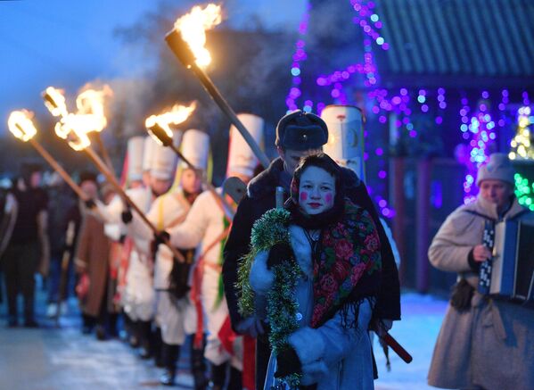 La población de la localidad de Semezhevo, región de Minsk (Bielorrusia), participan en el ritual folclórico "Koliadnie Tsari" durante la celebración del Año Nuevo Antiguo. La población de la localidad de Semezhevo, región de Minsk (Bielorrusia), participan en el ritual folclórico "Koliadnie Tsari" durante la celebración del Año Nuevo Antiguo. - Sputnik Mundo