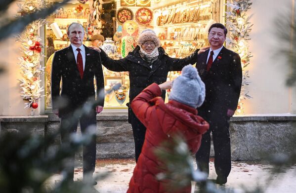 Un turista se fotografía junto a las figuras del presidente ruso, Vladímir Putin, y el mandatario chino, Xi Jinping, en la calle Arbat de la capital rusa de Moscú. Un turista se fotografía junto a las figuras del presidente ruso, Vladímir Putin, y el mandatario chino, Xi Jinping, en la calle Arbat de la capital rusa de Moscú. - Sputnik Mundo