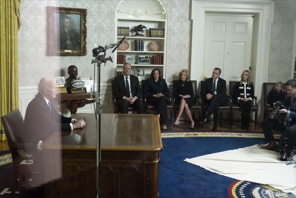 Visto a través de una ventana desde la columnata exterior del Despacho Oval, el segundo caballero Doug Emhoff; la vicepresidenta, Kamala Harris; la primera dama, Jill Biden, Hunter Biden, Melissa Cohen Biden y Beau Biden, observan mientras el presidente, Joe Biden, habla durante su discurso de despedida en la Casa Blanca en Washington, el 15 de enero de 2025. Visto a través de una ventana desde la columnata exterior del Despacho Oval, el segundo caballero Doug Emhoff; la vicepresidenta, Kamala Harris; la primera dama, Jill Biden, Hunter Biden, Melissa Cohen Biden y Beau Biden, observan mientras el presidente, Joe Biden, habla durante su discurso de despedida en la Casa Blanca en Washington, el 15 de enero de 2025. - Sputnik Mundo