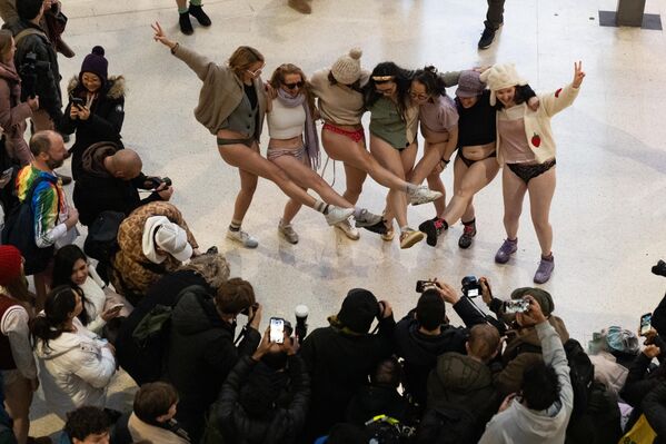 Un grupo de personas posa para una foto en la estación de Waterloo, participando en el evento anual 'Sin pantalones' en el metro en Londres. Un grupo de personas posa para una foto en la estación de Waterloo, participando en el evento anual 'Sin pantalones' en el metro en Londres. - Sputnik Mundo