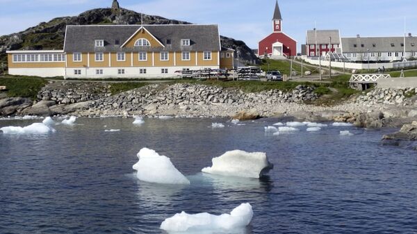 Trozos de hielo flotan en el agua frente a la costa en Nuuk, Groenlandia - Sputnik Mundo