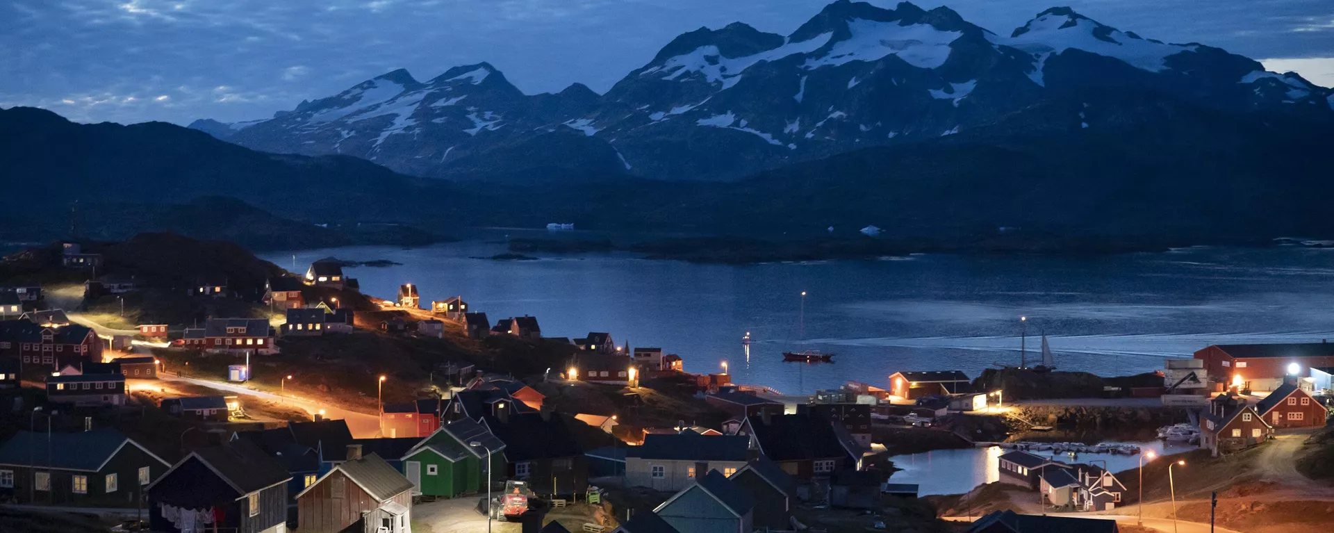 Las casas se iluminan después de la puesta de sol en Tasiilaq, Groenlandia, el viernes 16 de agosto de 2019.(AP Photo/Felipe Dana, File) Foto de Archivo - Sputnik Mundo, 1920, 18.01.2025