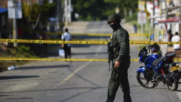 Un militar colombiano vigila una zona donde previamente hubo enfrentamientos de grupos armados - Sputnik Mundo