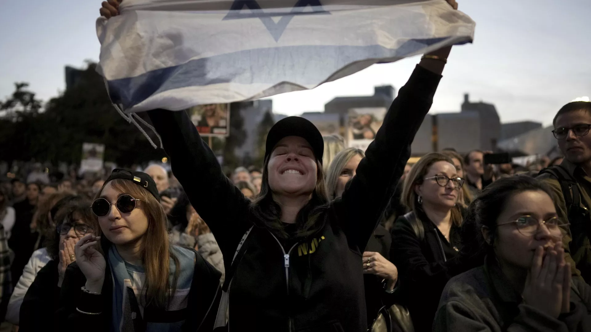 Familiares y amigos de personas asesinadas y secuestradas por Hamás y llevadas a Gaza, reaccionan mientras se reúnen en Tel Aviv, Israel, el domingo 19 de enero de 2025. (AP Photo/Oded Balilty) - Sputnik Mundo, 1920, 15.02.2025