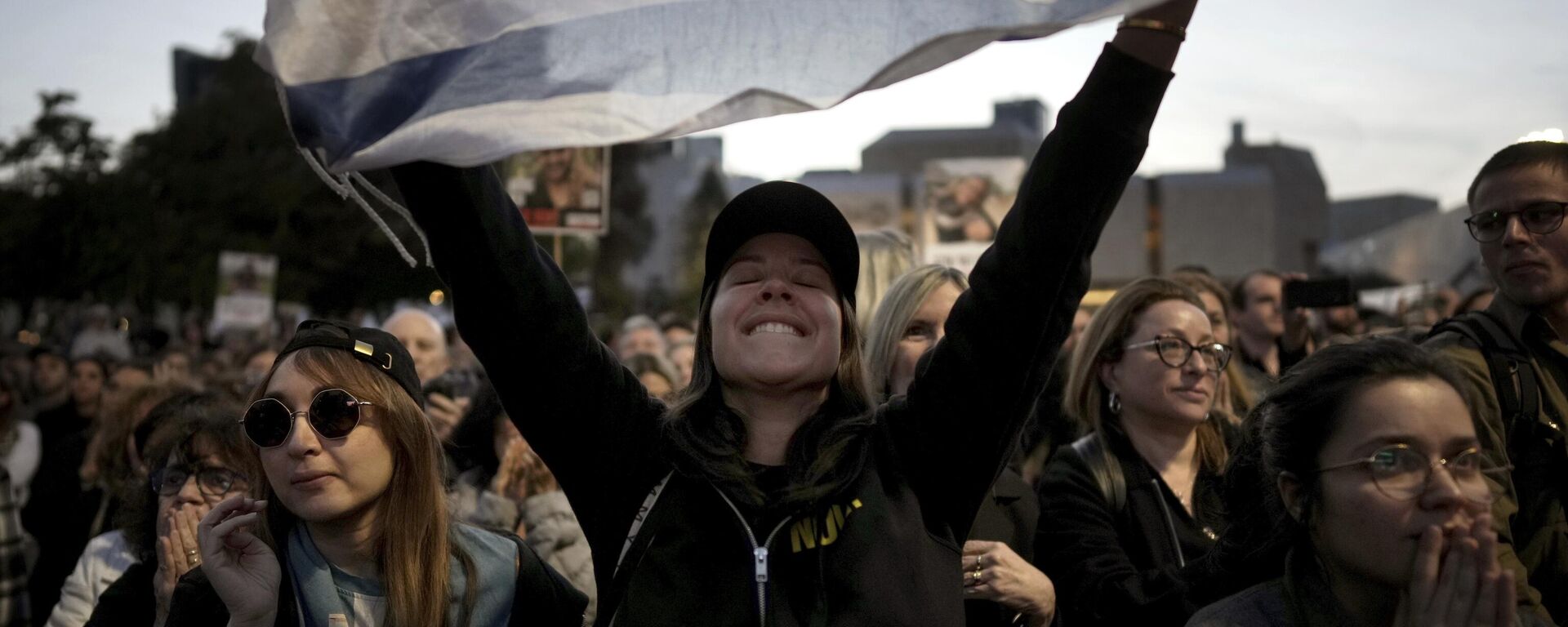 Familiares y amigos de personas asesinadas y secuestradas por Hamás y llevadas a Gaza, reaccionan mientras se reúnen en Tel Aviv, Israel, el domingo 19 de enero de 2025. (AP Photo/Oded Balilty) - Sputnik Mundo, 1920, 15.02.2025