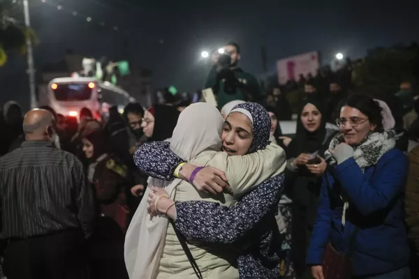 Según los términos del acuerdo, 33 rehenes israelíes serán liberados en una primera fase de 42 días, a cambio de la liberación de prisioneros palestinos, ayuda humanitaria y la retirada de las Fuerzas de Defensa de Israel a las fronteras de la Franja de Gaza, aunque de momento permanecerán dentro de ellas.En la foto: una prisionera palestina liberada, en Beitunia. - Sputnik Mundo