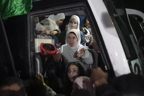 Mujeres presas palestinas llegan a la ciudad de Beitunia. - Sputnik Mundo