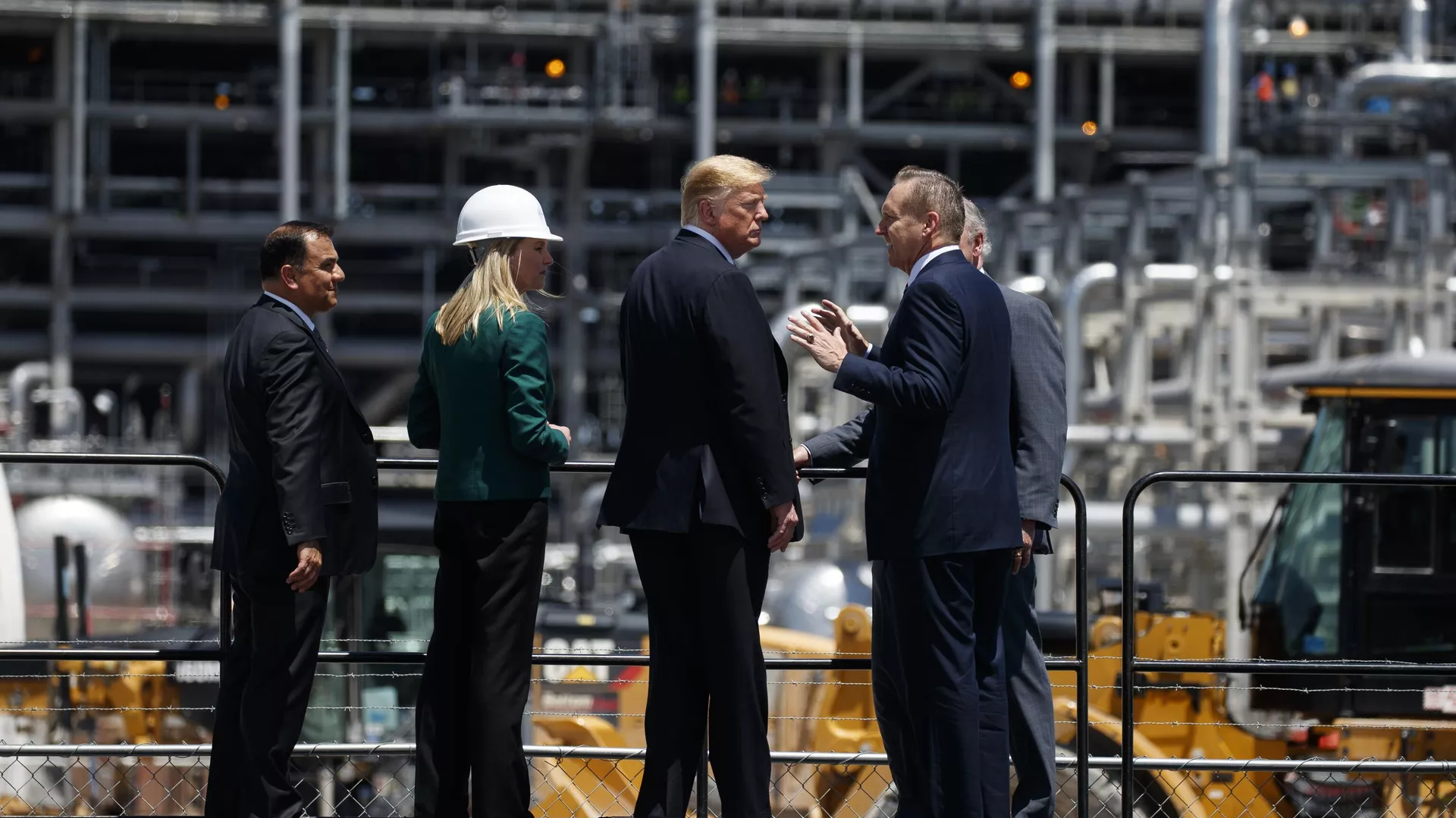 Donald Trump, presidente de EEUU, durante visita en unas instalaciones de exportación de GNL - Sputnik Mundo, 1920, 20.01.2025