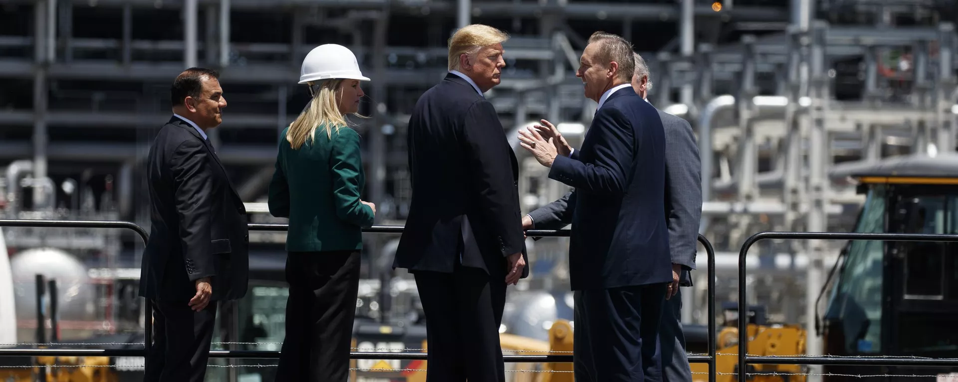 Donald Trump, presidente de EEUU, durante visita en unas instalaciones de exportación de GNL - Sputnik Mundo, 1920, 20.01.2025