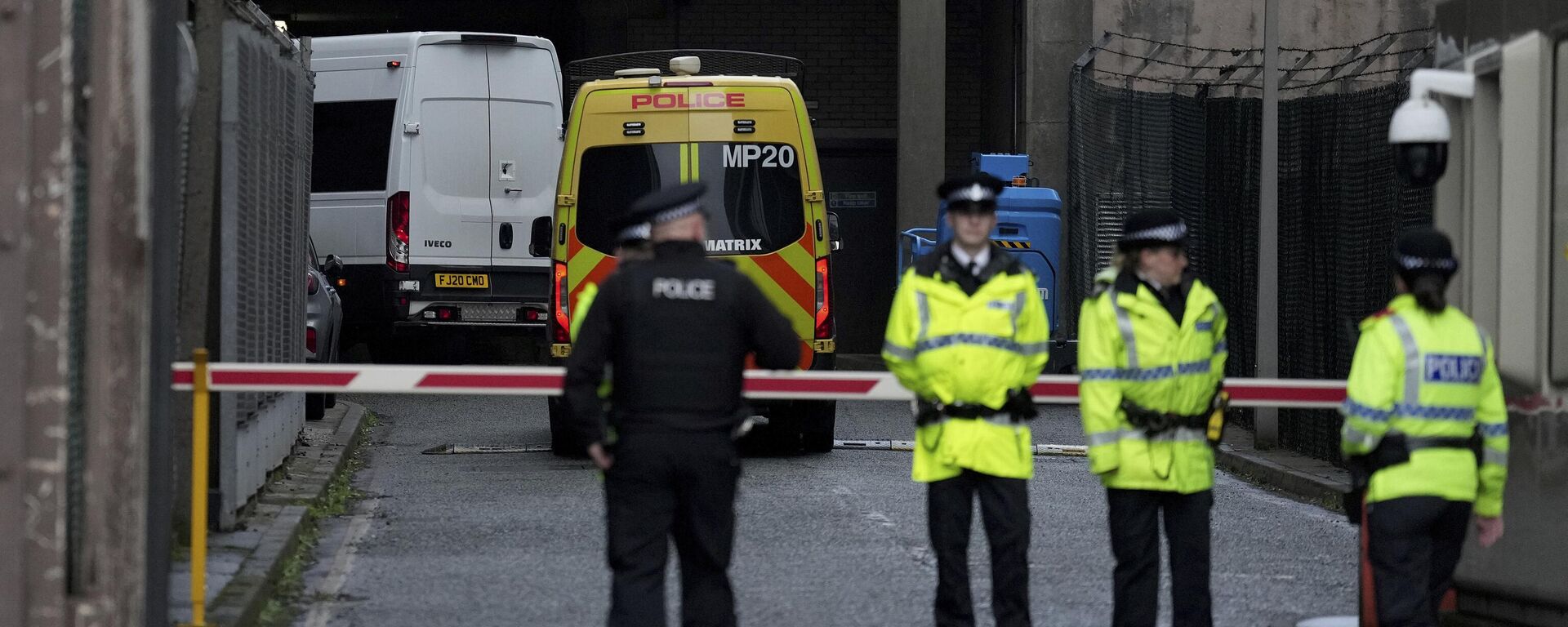 Una camioneta de prisión que, según los reportes, trasladó Axel Rudakubana, al Tribunal de la Corona de Liverpool en Liverpool, Inglaterra, el lunes 20 de enero de 2025  - Sputnik Mundo, 1920, 23.01.2025