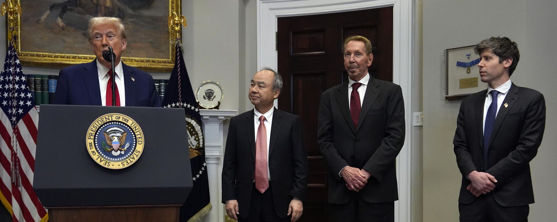 El presidente Donald Trump habla en la Sala Roosevelt de la Casa Blanca, el martes 21 de enero de 2025, en compañía del director ejecutivo de Softbank, Masayoshi Son, el director de tecnología de Oracle, Larry Ellison, y el director ejecutivo de OpenAI, Sam Altman. (Foto AP/Julia Demaree Nikhinson) - Sputnik Mundo, 1920, 27.01.2025