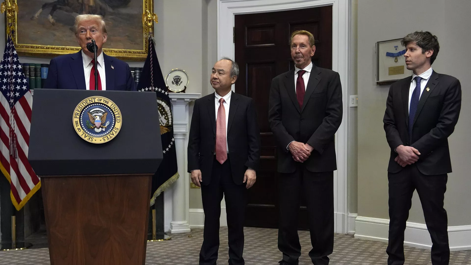 El presidente Donald Trump habla en la Sala Roosevelt de la Casa Blanca, el martes 21 de enero de 2025, en compañía del director ejecutivo de Softbank, Masayoshi Son, el director de tecnología de Oracle, Larry Ellison, y el director ejecutivo de OpenAI, Sam Altman. (Foto AP/Julia Demaree Nikhinson) El presidente Donald Trump habla en la Sala Roosevelt de la Casa Blanca, el martes 21 de enero de 2025, en compañía del director ejecutivo de Softbank, Masayoshi Son, el director de tecnología de Oracle, Larry Ellison, y el director ejecutivo de OpenAI, Sam Altman. (Foto AP/Julia Demaree Nikhinson) - Sputnik Mundo, 1920, 27.01.2025