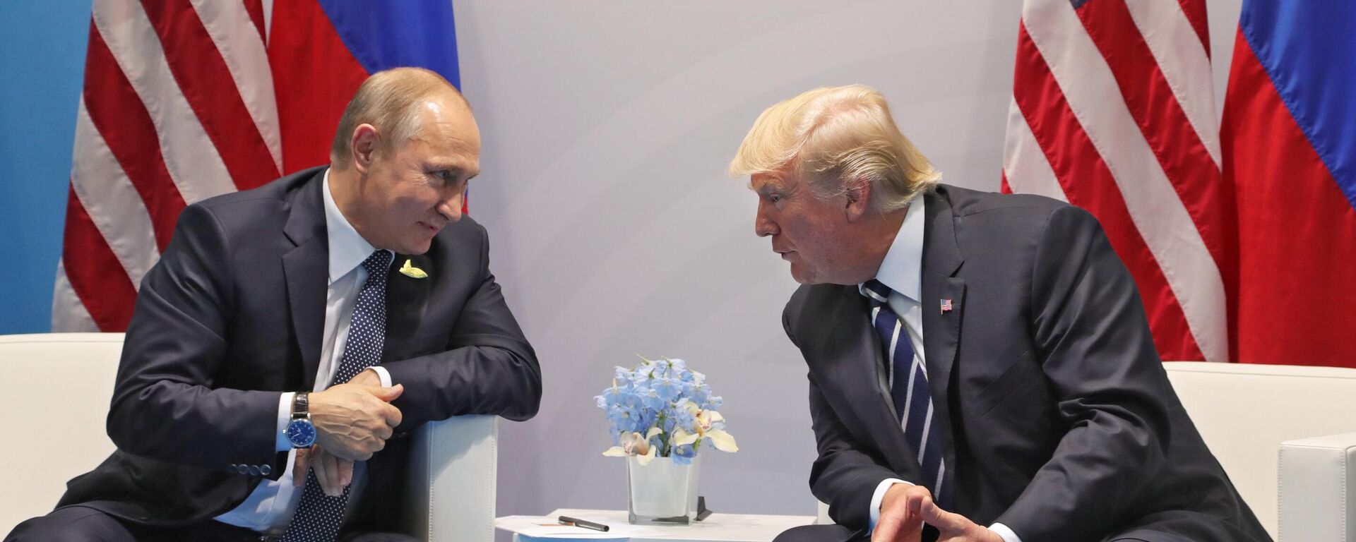 Vladímir Putin, presidente ruso, y su homólogo estadounidense, Donald Trump  - Sputnik Mundo, 1920, 16.05.2025