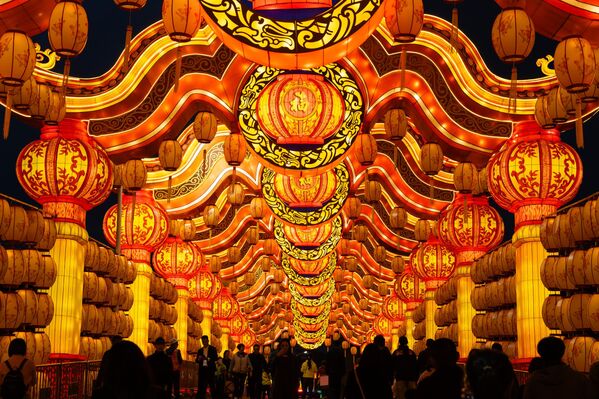 En suma, el carnaval cuenta con ocho conjuntos de linternas de gran tamaño, 37 instalaciones de linternas grandes y 173 de linternas medianas y pequeñas. - Sputnik Mundo