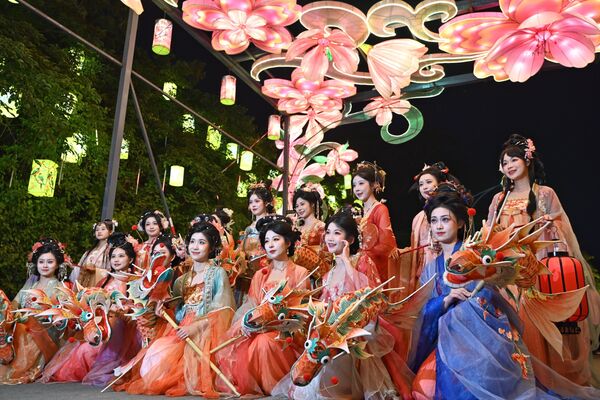 La gente vestida de hanfu —el traje tradicional chino típico de la etnia Han— posando para una foto. - Sputnik Mundo