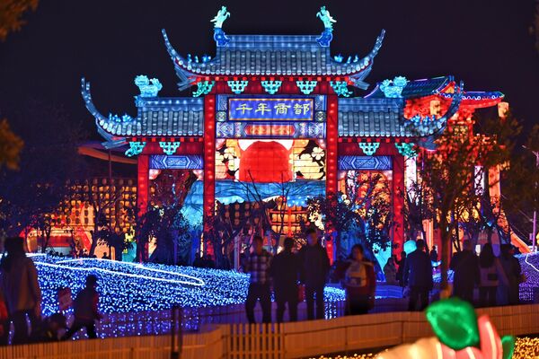Los farolillos fabricados para el evento son obra de artesanos de la ciudad de Zigong. - Sputnik Mundo