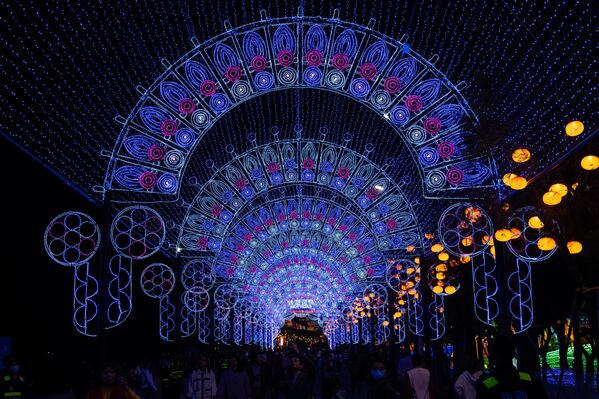 El festival también ofrece pintorescos espectáculos con actores, cantantes y bailarines profesionales. - Sputnik Mundo