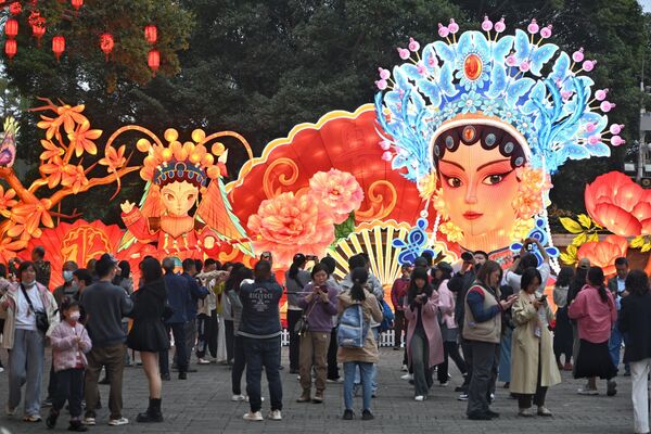 Se organizan actos folclóricos tradicionales, como ópera cantonesa, artes marciales y espectáculos de marionetas, además de actuaciones innovadoras, como espectáculos de drones. - Sputnik Mundo