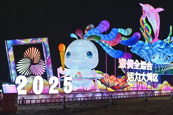 Coloridos farolillos se iluminan en Guangzhou. - Sputnik Mundo