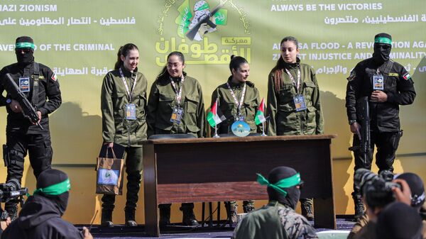 Cuatro mujeres israelíes antes del intercambio de rehenes israelíes y prisioneros palestinos en el marco del actual acuerdo de alto el fuego en Gaza, Ciudad de Gaza, el 25 de enero de 2025 - Sputnik Mundo