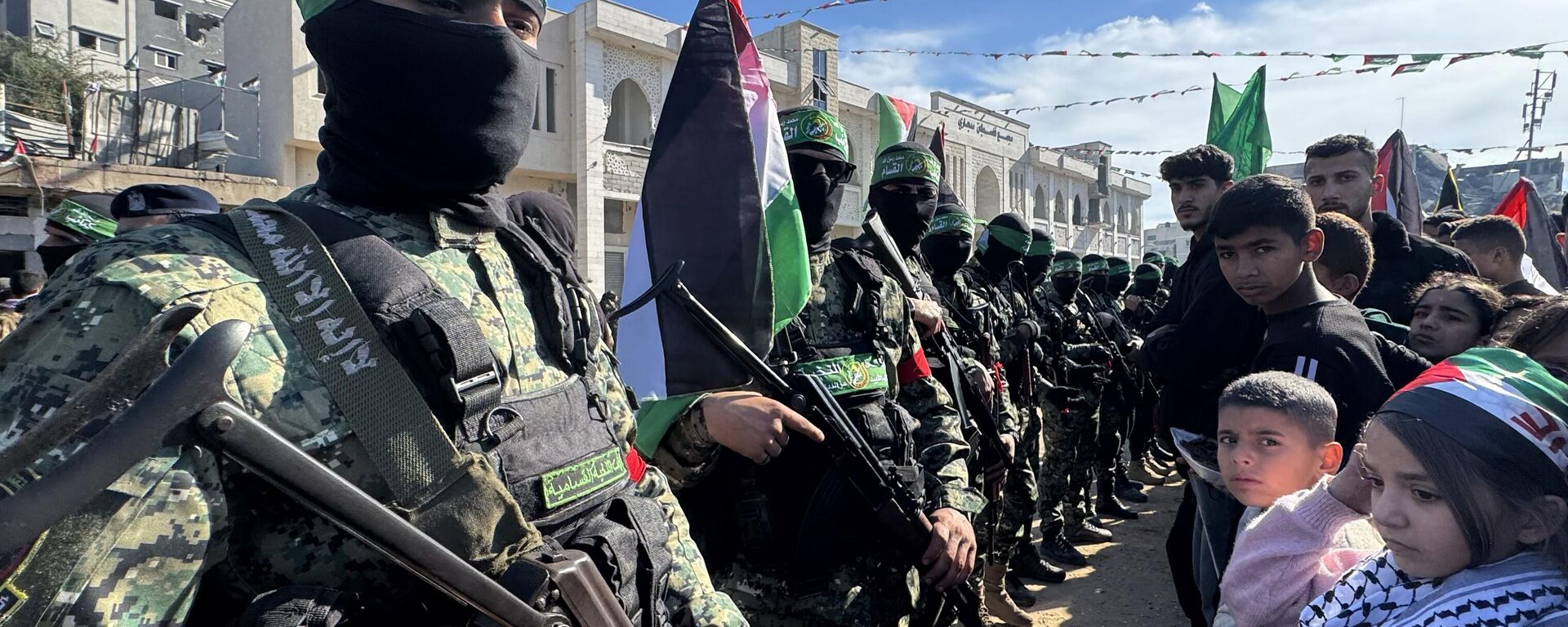 Miembros de las Brigadas Al-Qassam y Al-Quds (el brazo armado de la organización islamista palestina Hamás) se despliegan en la Plaza de Palestina durante los intercambios de cuatro mujeres soldados israelíes en Gaza, el 25 de enero de 2025 - Sputnik Mundo, 1920, 26.01.2025
