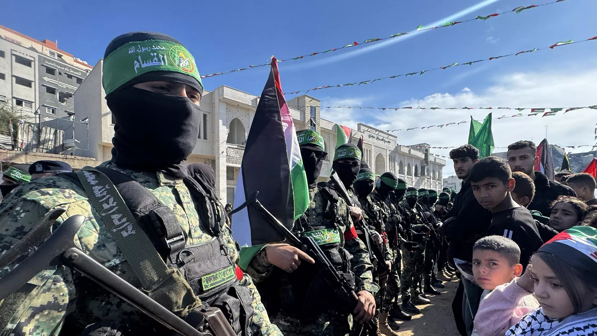 Miembros de las Brigadas Al-Qassam y Al-Quds (el brazo armado de la organización islamista palestina Hamás) se despliegan en la Plaza de Palestina durante los intercambios de cuatro mujeres soldados israelíes en Gaza, el 25 de enero de 2025 - Sputnik Mundo, 1920, 26.01.2025