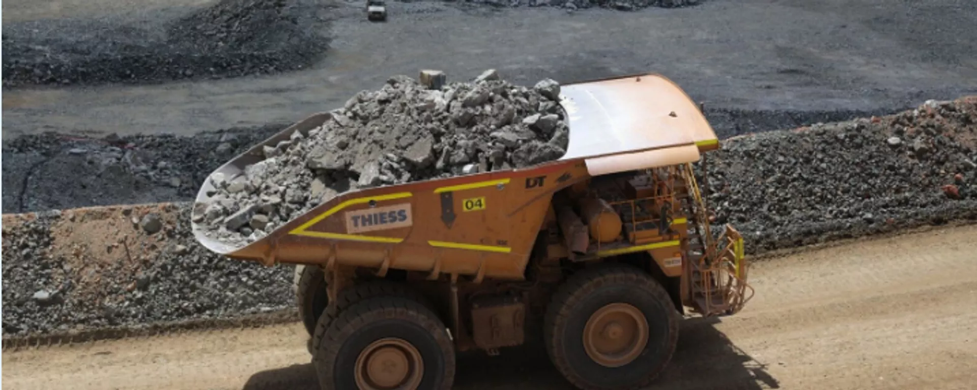 Captura de pantalla de una imagen que muestra un camión volquete transportando materiales extraídos en la mina de litio de Mount Holland, en Southern Cross, Australia Occidental.  - Sputnik Mundo, 1920, 27.01.2025