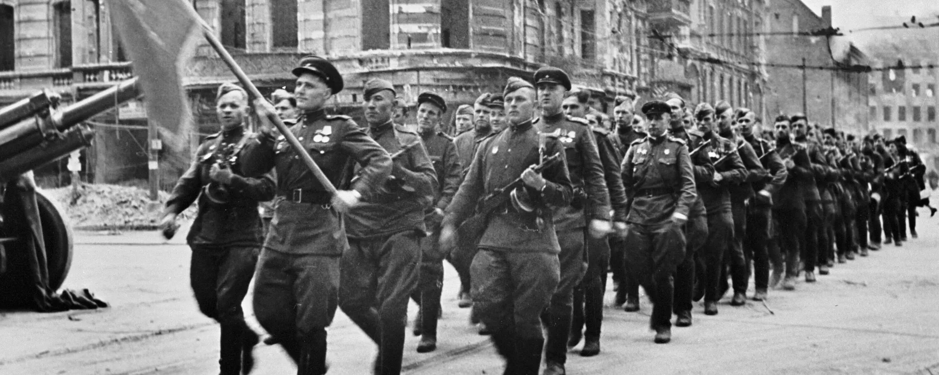 Soldados soviéticos durante el desfile de la Victoria en la Segunda Guerra Mundial, el 7 de septiembre de 1945 en Berlín liberado, Alemania - Sputnik Mundo, 1920, 27.01.2025