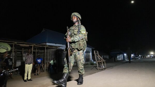 Unidades especiales antiterroristas de Ruanda patrullan las calles de la ciudad de Palma, el 17 de diciembre de 2023  - Sputnik Mundo